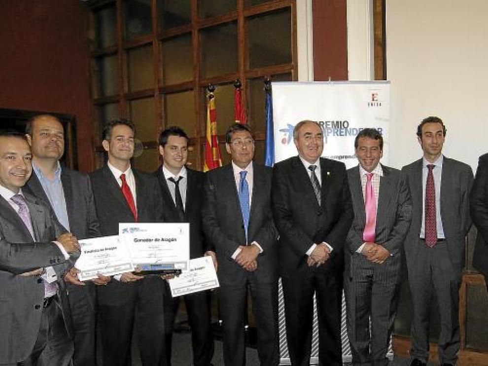 Los galardonados, junto al consejero de Industria (centro) y el resto de organizadores.