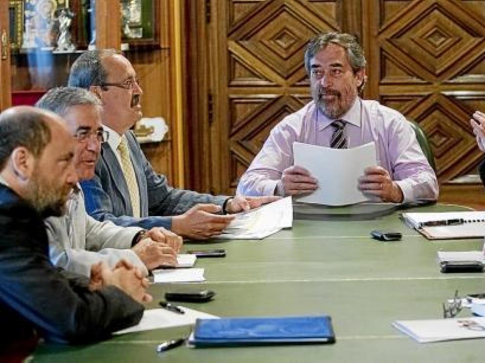 El alcalde Belloch, en el centro, se reunió ayer con los portavoces de los grupos municipales.