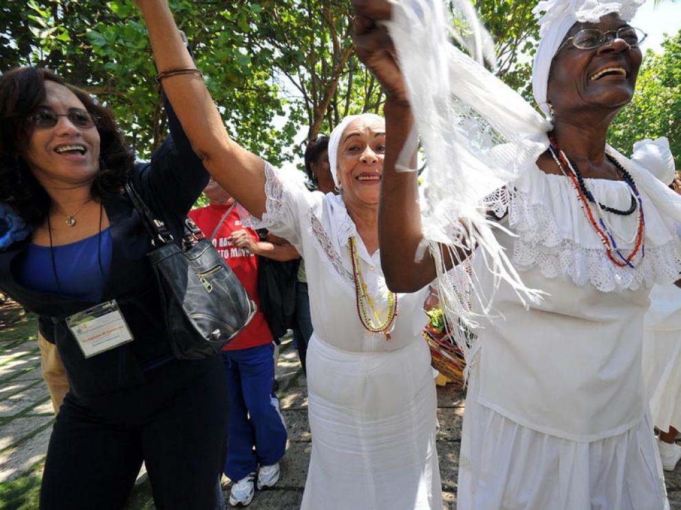 Ancianas del proyecto sociocultural Eterna Juventud cantan y bailan al inicio del Seminario Internacional Longevidad Satisfactoria, inaugurado la semana pasada en La Habana (Cuba)