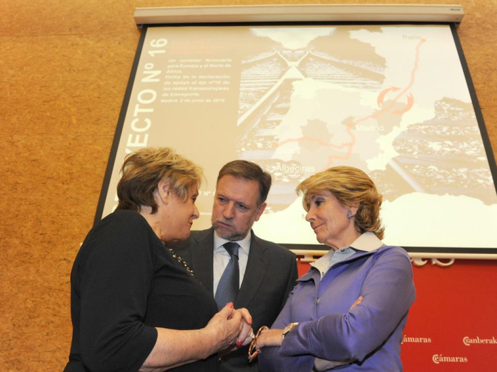 Marcelino Iglesias junto a Esperanza Aguirre y la presidenta de Altos Pirineos, Josette Durrieu (i)