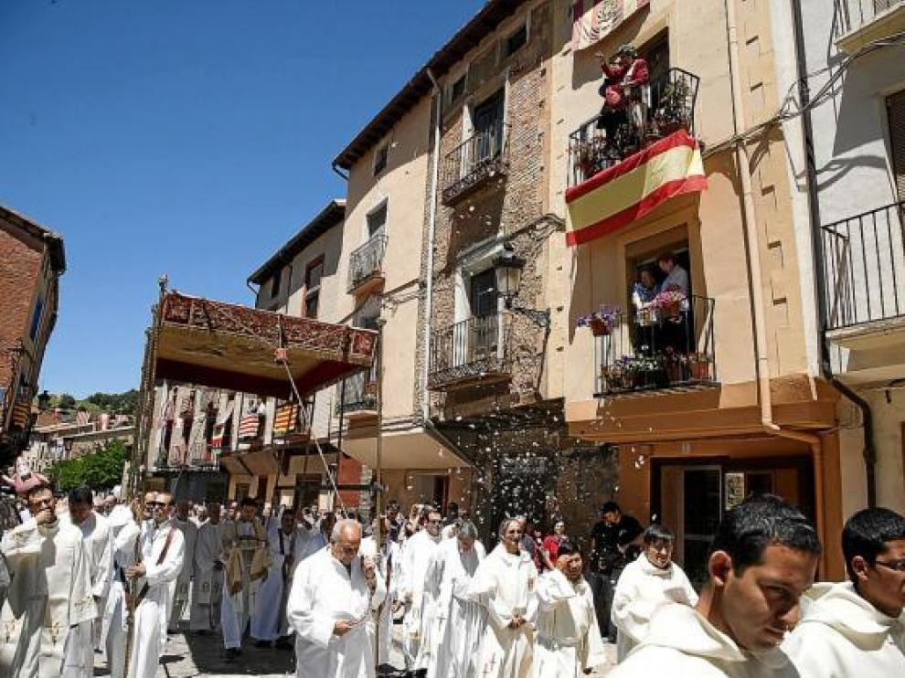 Los vecinos también lanzaron flores desde los balcones al paso de los Corporales.