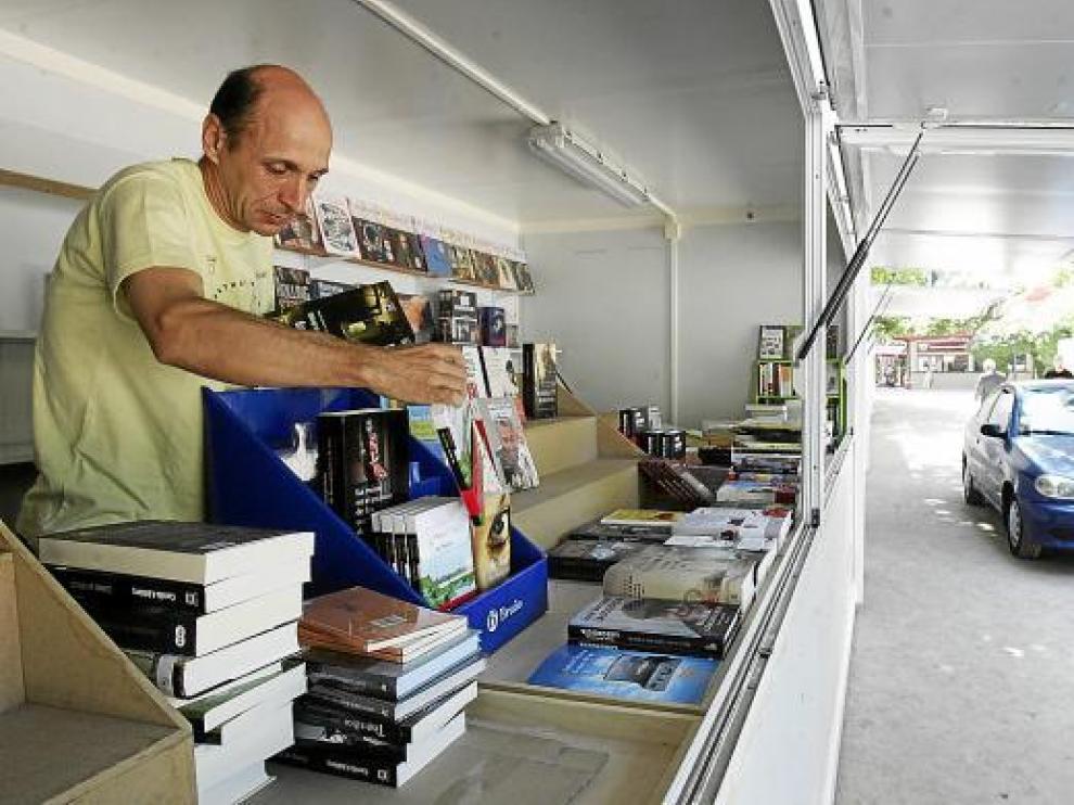 Lorenzo Latre, propietario de la librería Iris, colocaba ayer los libros en su caseta del Parque.
