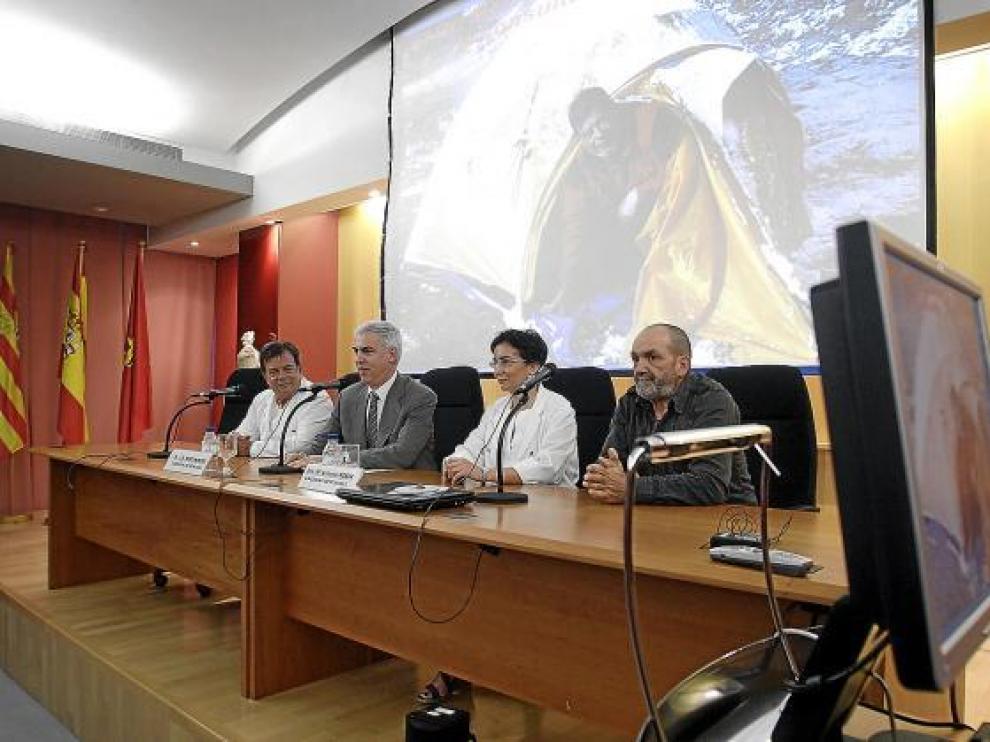 Juanito Oiarzabal (derecha) acompañó a los doctores Morandeira y Nerín.