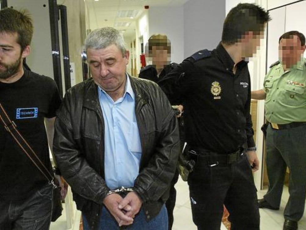 El procesado, Domingo Tregón, abandona la Audiencia tras el juicio el pasado 26 de mayo.