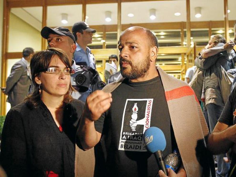 Laura Arau, Manuel Tapial (c) y David Segarra, al llegar ayer de madrugada al aeropuerto de Atatürk en Estambul (Turquía).