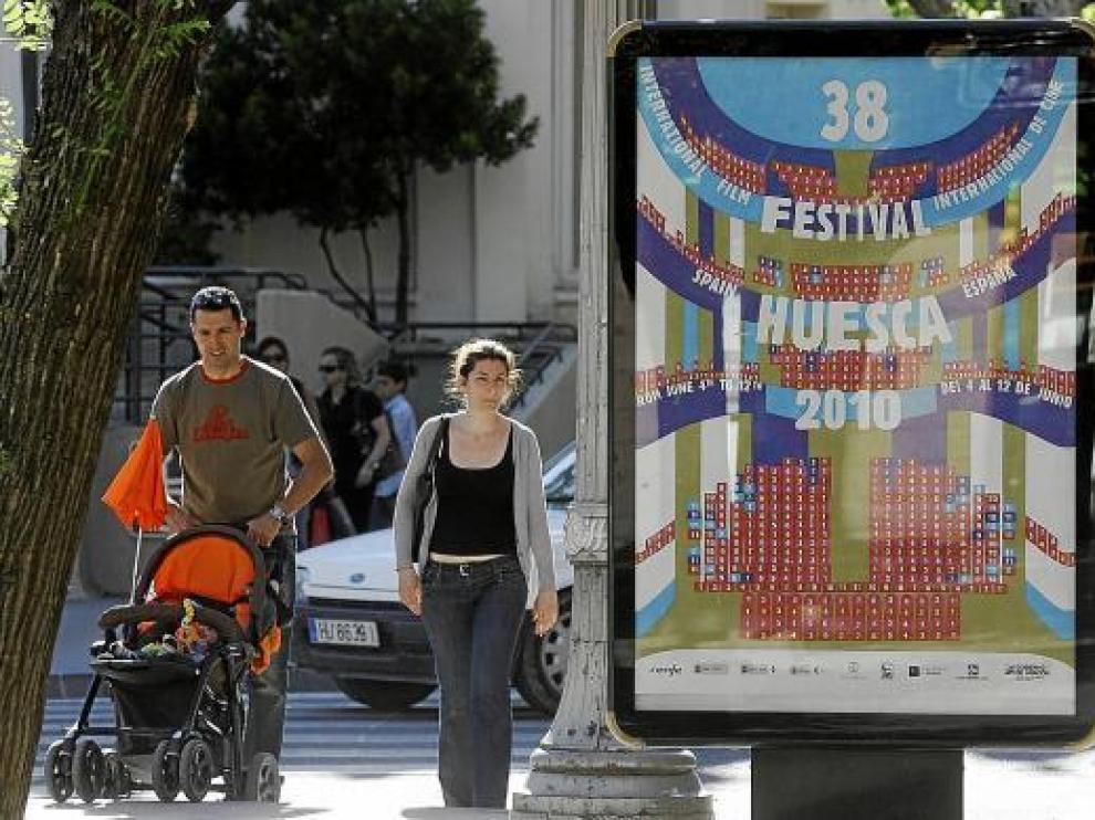 Las calles oscenses ya están listas para inaugurar el 38º Festival de Cine de Huesca.