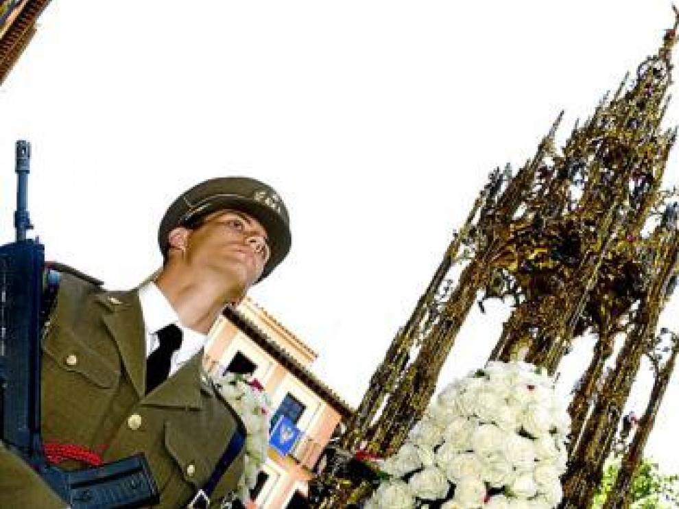 Un militar acompaña la Custodia, ayer en la procesión de Toledo.