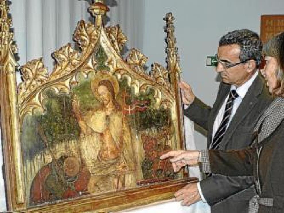 El presidente de la Diputación y la directora del Museo, con la tabla.
