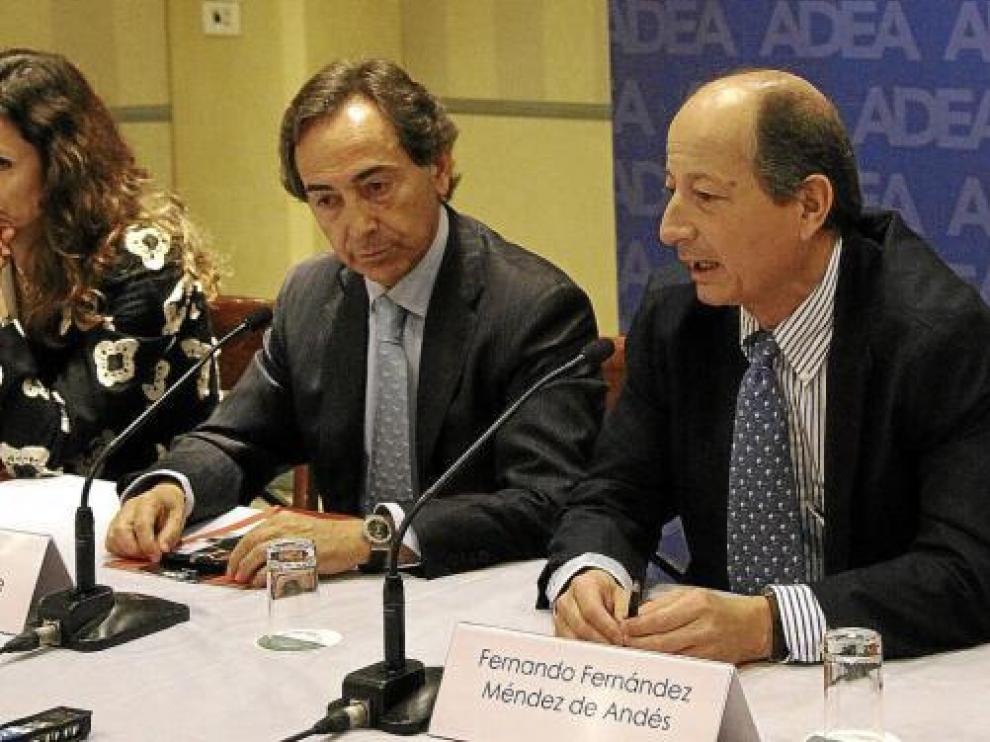 Salvador Arenere, presidente de ADEA, junto al economista Fernando Fernández Méndez de Andés, ayer.
