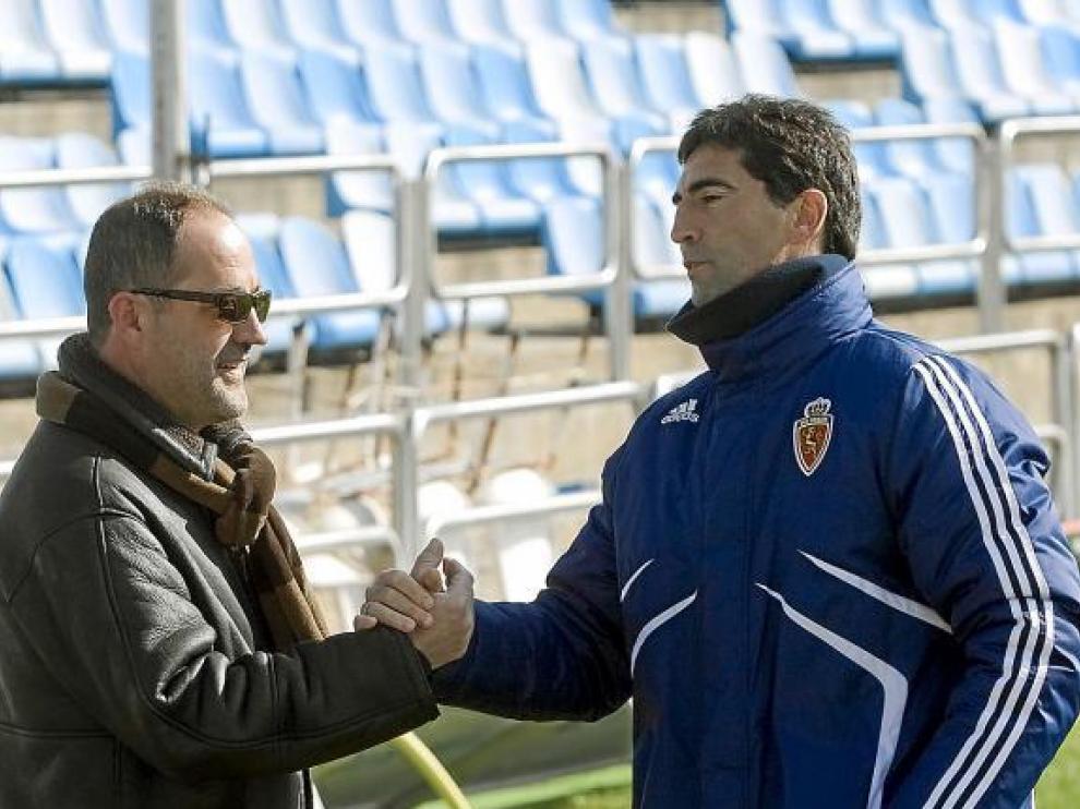 Gay saluda al presidente, Agapito Iglesias, tras un entrenamiento.