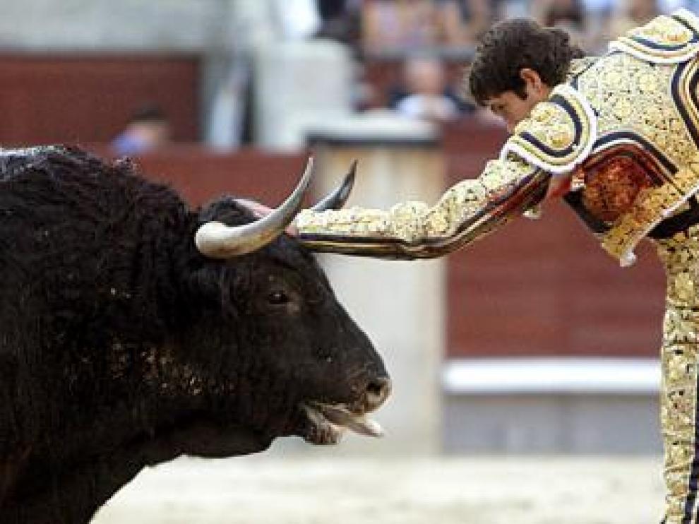 Sebastián Castella, con uno de sus astados, en las Ventas.