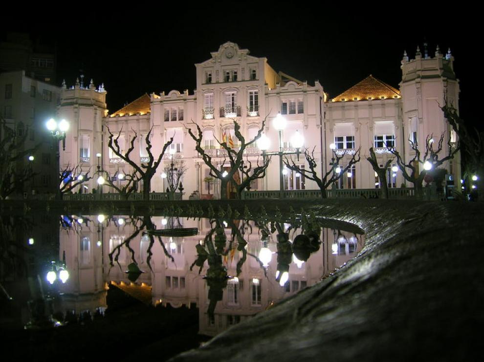 Vista nocturna del edificio del Casino de Huesca