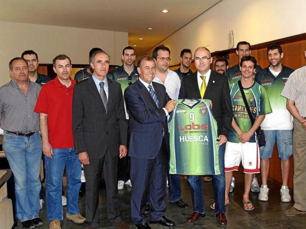 El presidente de la Diputación, Antonio Cosculluela, recibió ayer por la mañana al equipo.