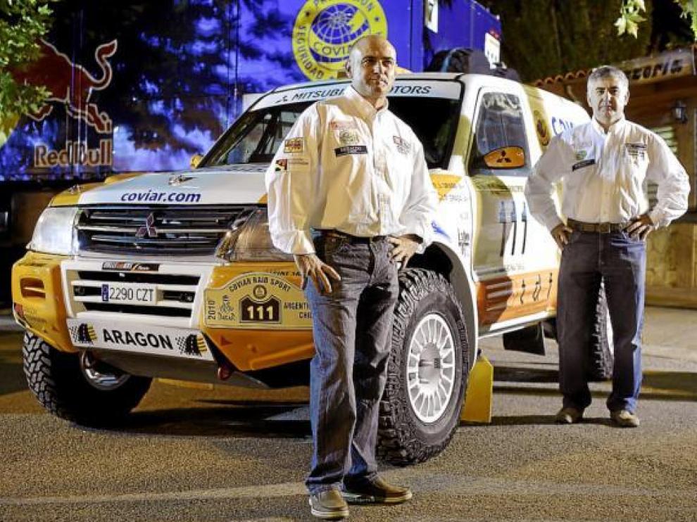 Miguel (izquierda) y Javier Grasa ya están listos para iniciar una nueva aventura con su Mitsubishi.