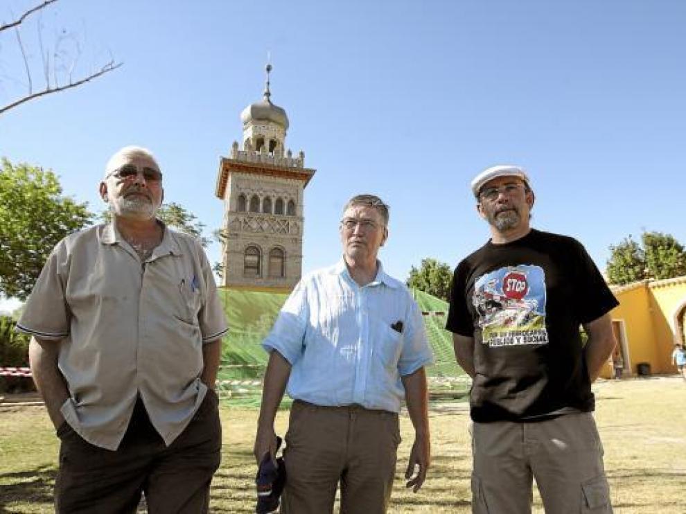 De izda. a dcha., Juan R. Mora, Ramón Royo y Raúl Cortina, desde la Torre Virreina, en Movera.