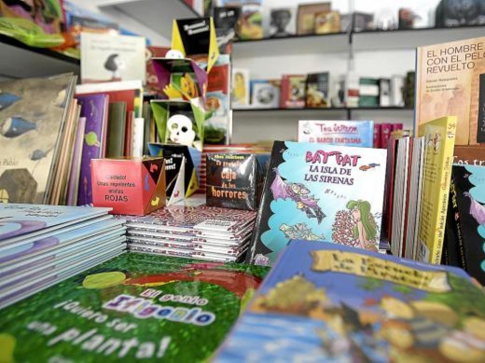 Algunos de los ejemplares disponibles en el puesto de la librería El pequeño teatro de los libros.