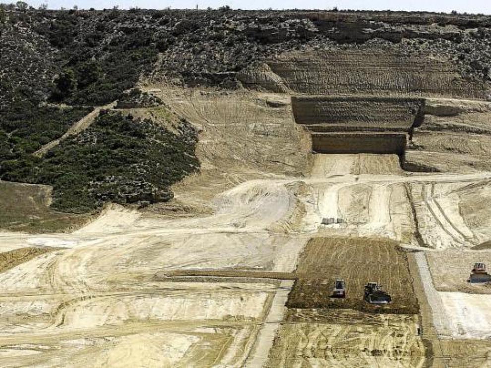 Trabajos de excavación en el embalse de Las Fitas. En el centro, lugar donde se levantará la presa, de 756 m. de longitud y 40 de alto.