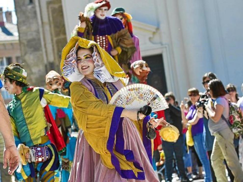 En el pasacalles inaugural participaron varias de las compañías que representan sus farsas estos días.