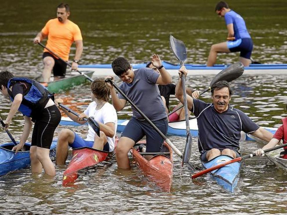Chema Esteban Celorrio, con sus alumnos en las aguas del Ebro.