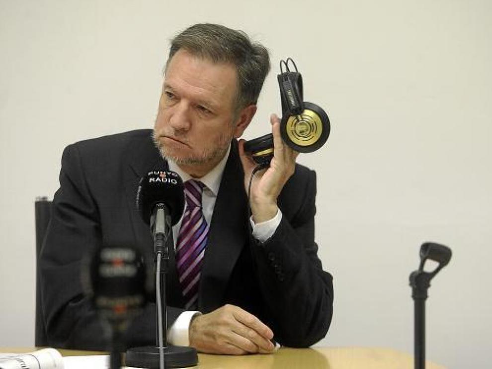 El presidente de Aragón, Marcelino Iglesias, durante la entrevista de ayer en Punto Radio.