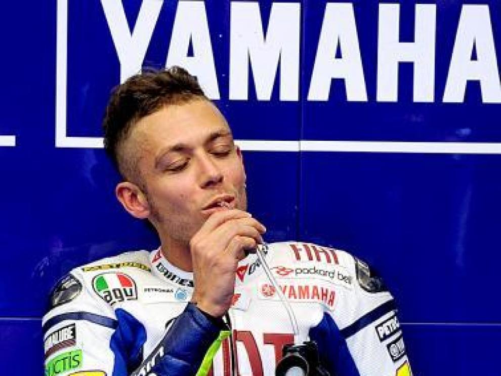 Rossi se refresca tras acabar en cabeza en la primera sesión.