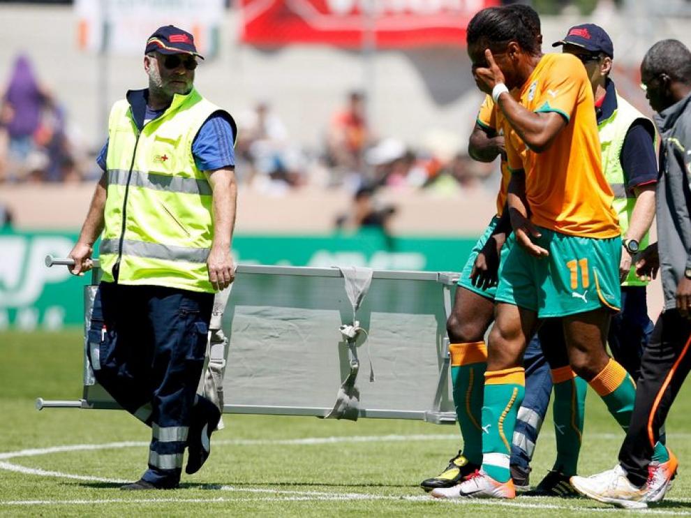Drogba llora tras lesionarse.