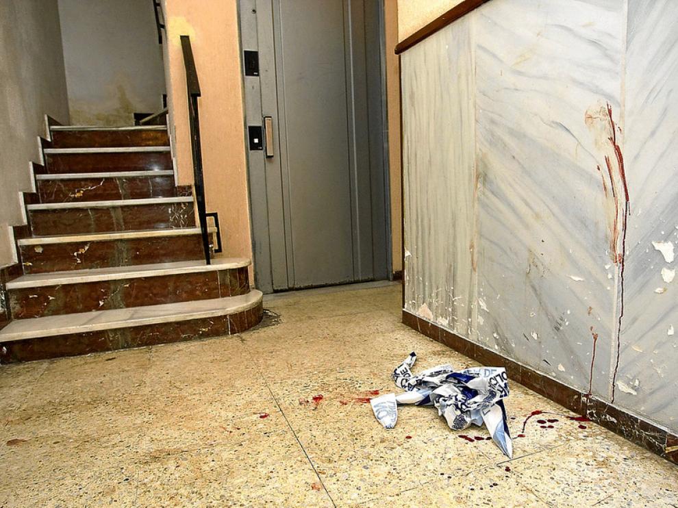 Interior del portal de Almería donde se descubrieron los cadáveres de una mujer y su hijo