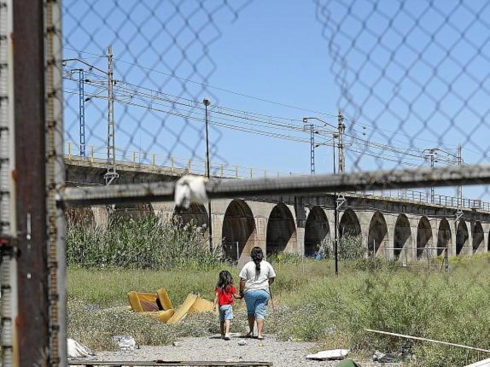 Aspecto que presenta el solar, mal vallado y lleno de basura, a la altura del número 221.