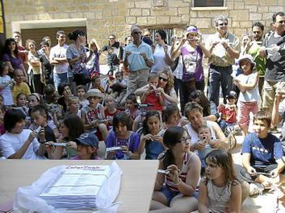 Niños y mayores participando en un truco.