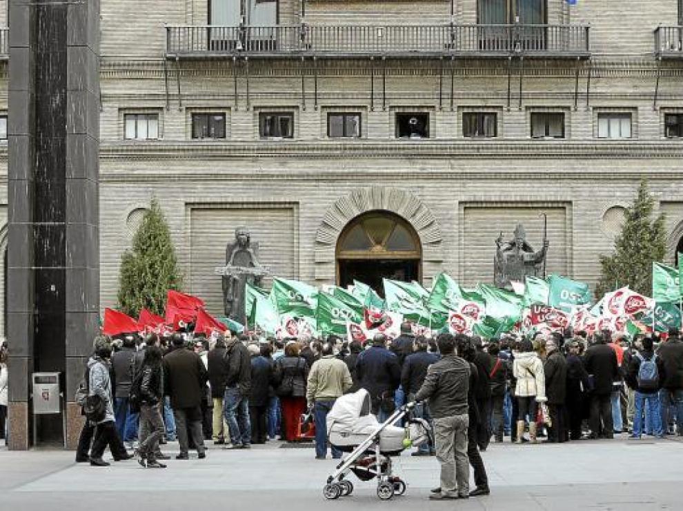 Concentración de funcionarios frente al Ayuntamiento de Zaragoza, a principios de esta semana.