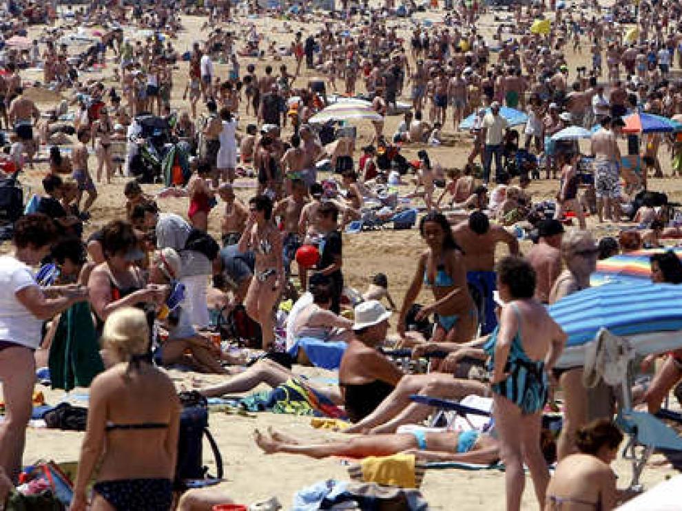 Cientos de personas abarrotan la playa de La Concha en San Sebastián