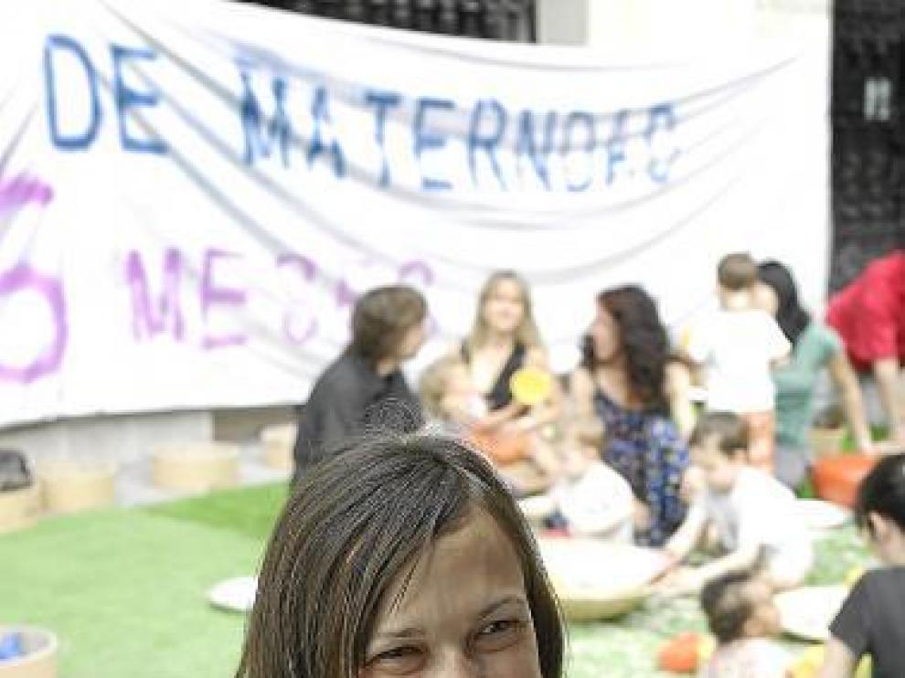 Una de las madres con su pequeña, en la fiesta.