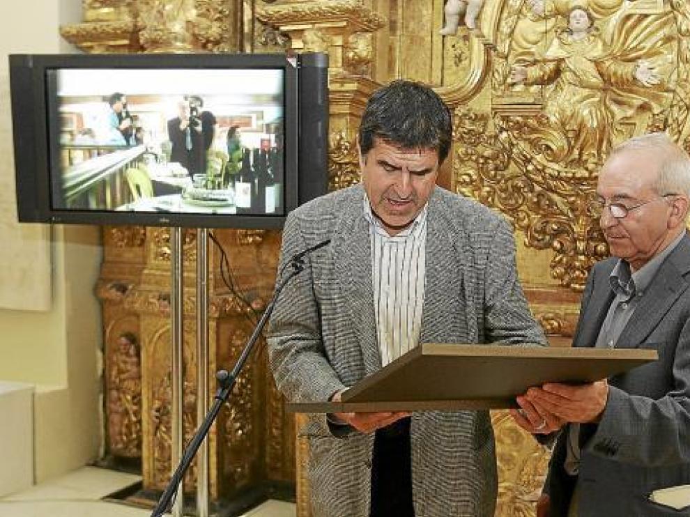 Ramón Miranda entrega a Julio Sánchez Millán la placa de reconocimiento a Alberto Sánchez.