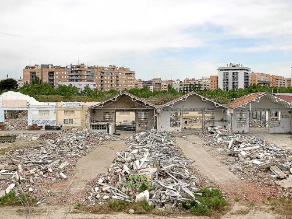 Los derribos concluirán en octubre, después del desalojo de dos naves aún con actividad.