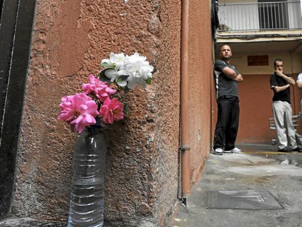 Flores en el lugar de Salt (Gerona) donde una mujer fue ayer apuñalada por su pareja.
