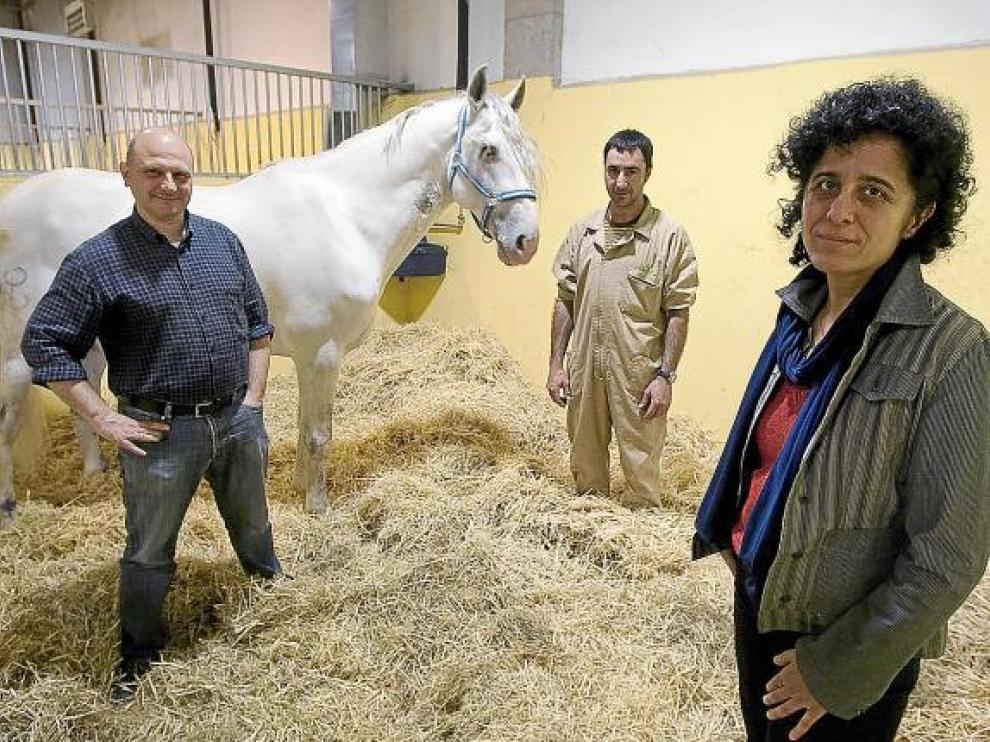 De izda. a dcha., Francisco Vázquez, Antonio Romero y Clementina Rodellar, con un caballo.