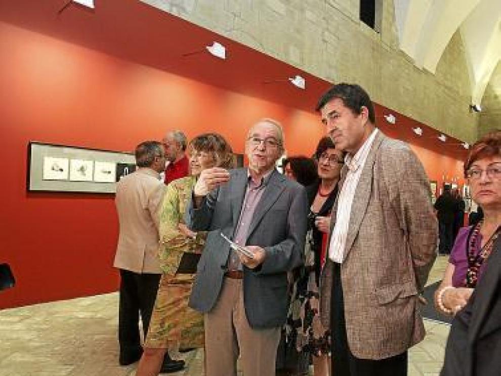 Julio Sánchez detalla la exposición a Ramón Miranda.