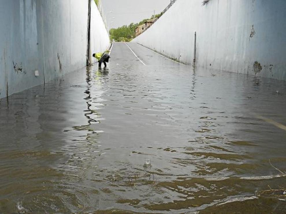 El paso de la avenida de Zaragoza bajo la línea ferroviaria permaneció cerrado dos horas por inundación.