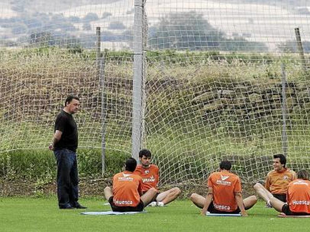 Los jugadores titulares ante el Villarreal B, ayer durante el entrenamiento en el Instituto Montearagón. Con ellos, Agustín Lasaosa y Jesús Paredes.