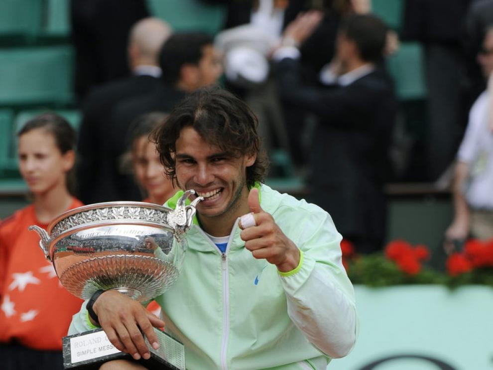 Rafa Nadal muerde el trofeo de campeón