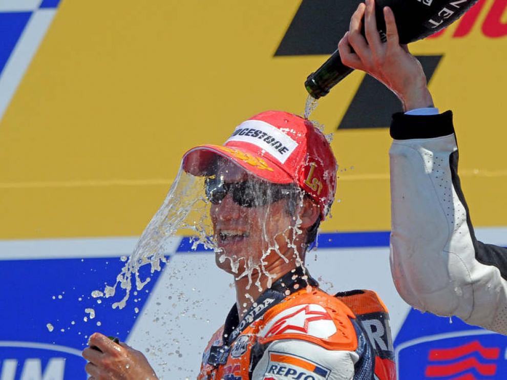 Pedrosa recibe en el podio una ducha de champán