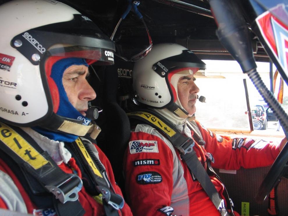 Los hermanos Grasa, Miguel (en primer plano) y Javier, preparados para iniciar la primera etapa del Rally Estoril-Portimao-Marrakech