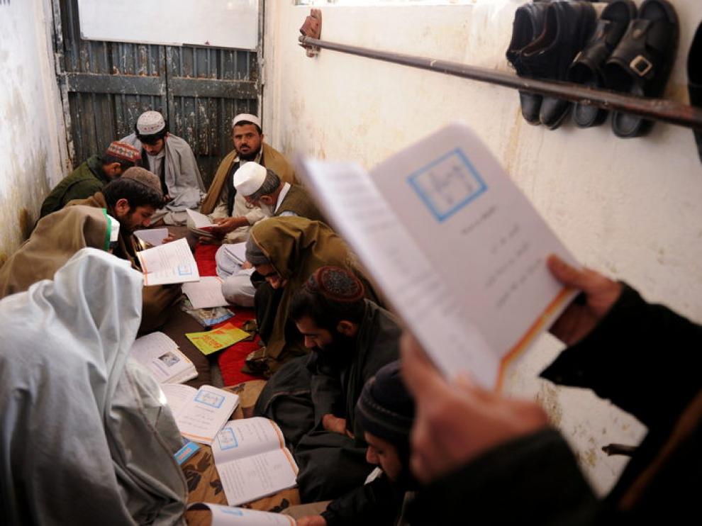 Prisioneros talibanes, estudiando en una cárcel a las afueras de Kabul