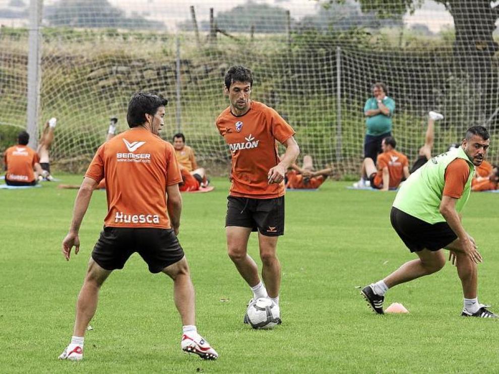 Los futbolistas del Huesca, durante el entrenamiento celebrado ayer en el Instituto Montearagón.