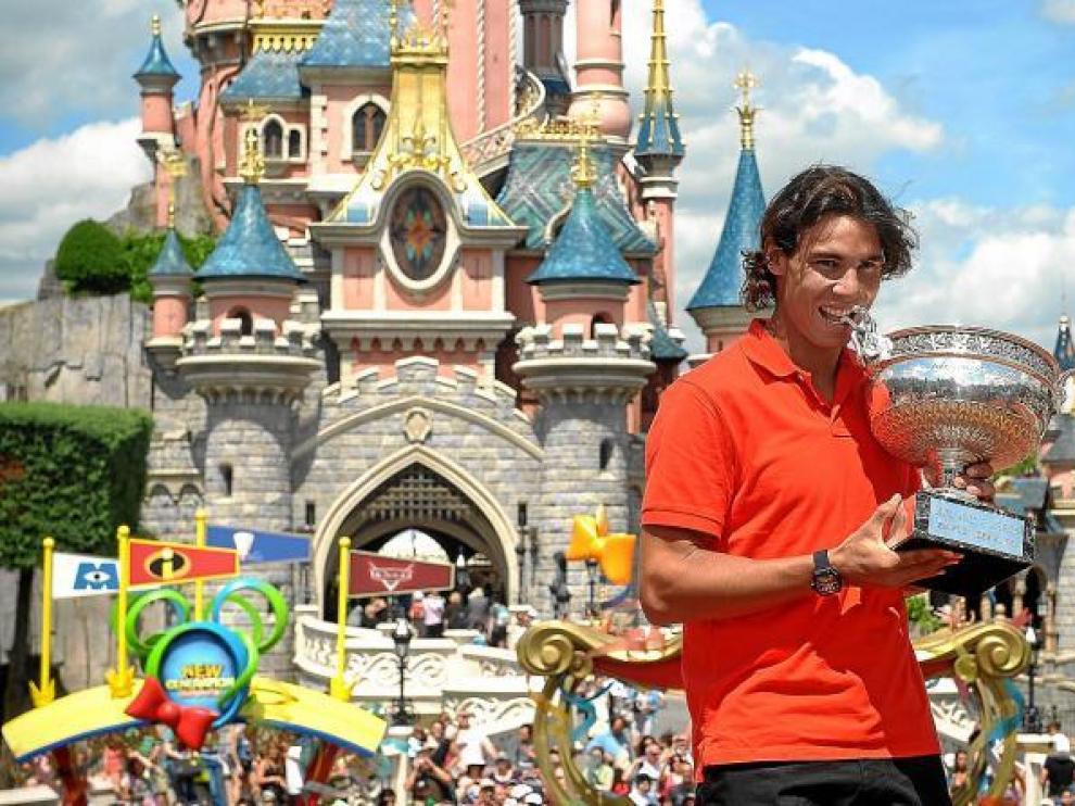 Rafa Nadal posa con el trofeo de Roland Garros en Disneyland.