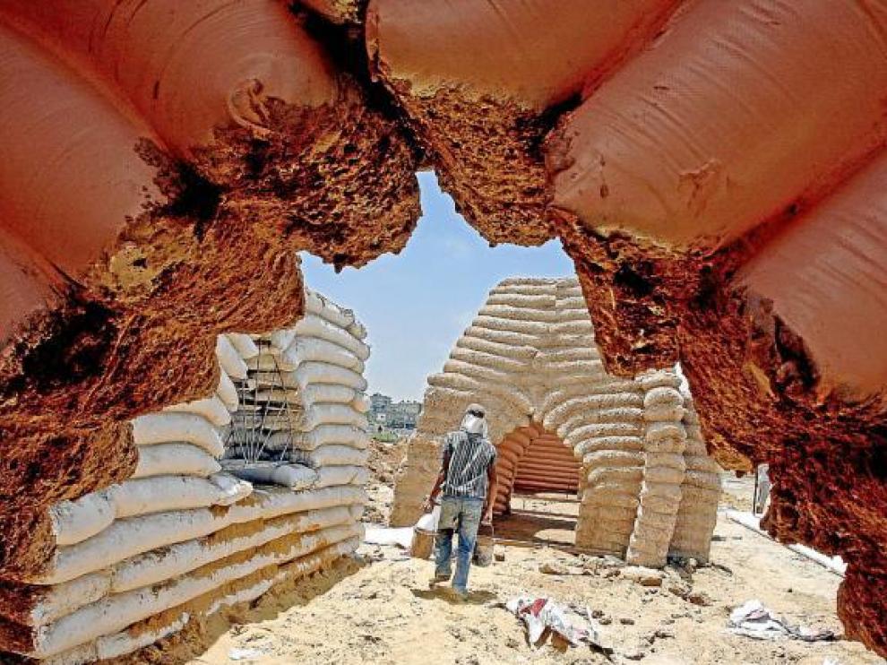 Construcción de cabañas en Gaza con sacos de tierra, a falta de otro material por el bloqueo.