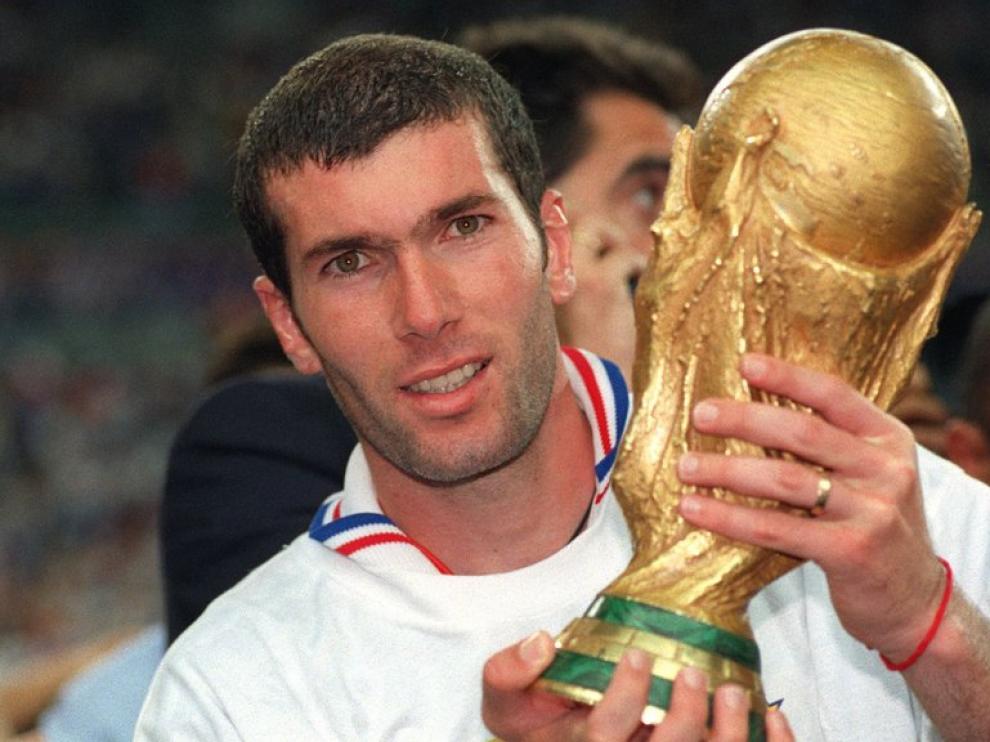Zidane abraza el trofeo.