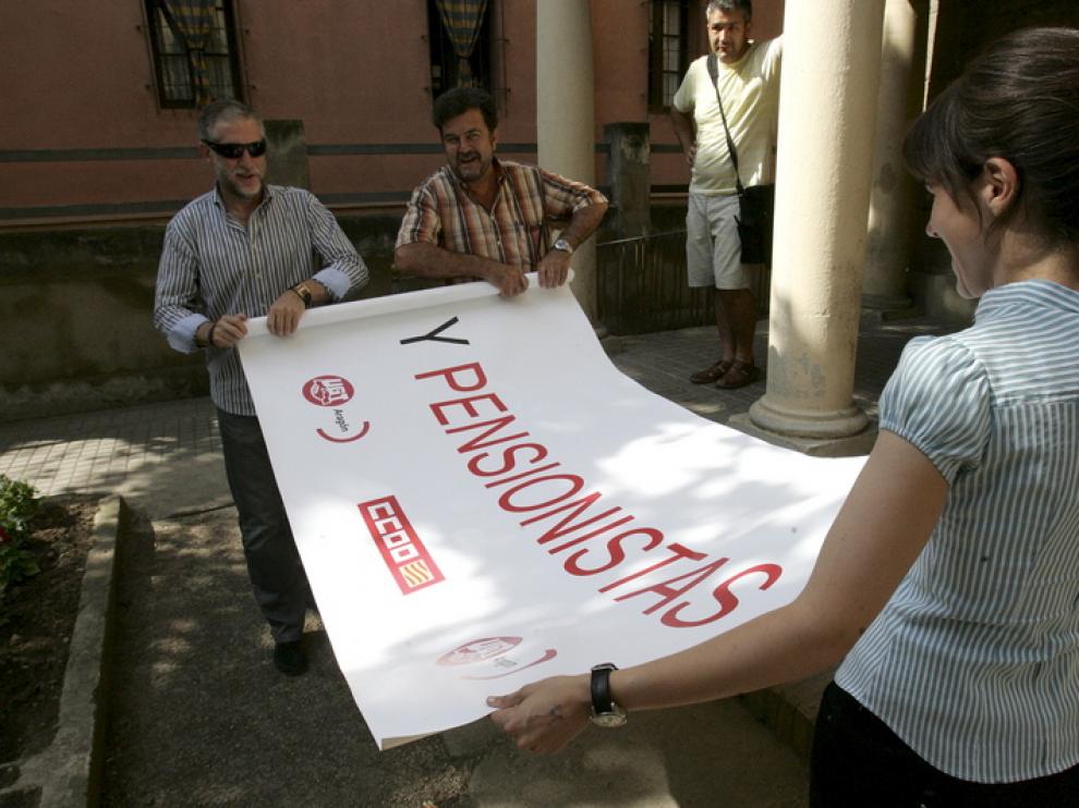 Fernando Gallego (UGT) y José Gabarre (CC.OO.) muestran la pancarta.