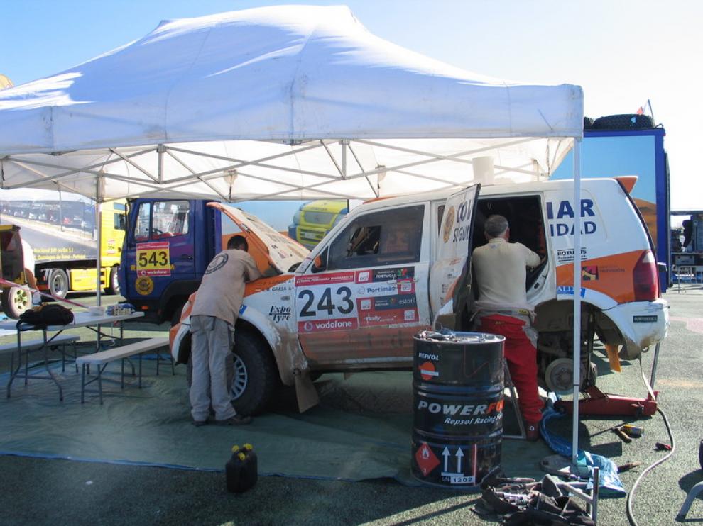 El Mitsubishi del equipo Coviar Raid en el parque de asistencia.