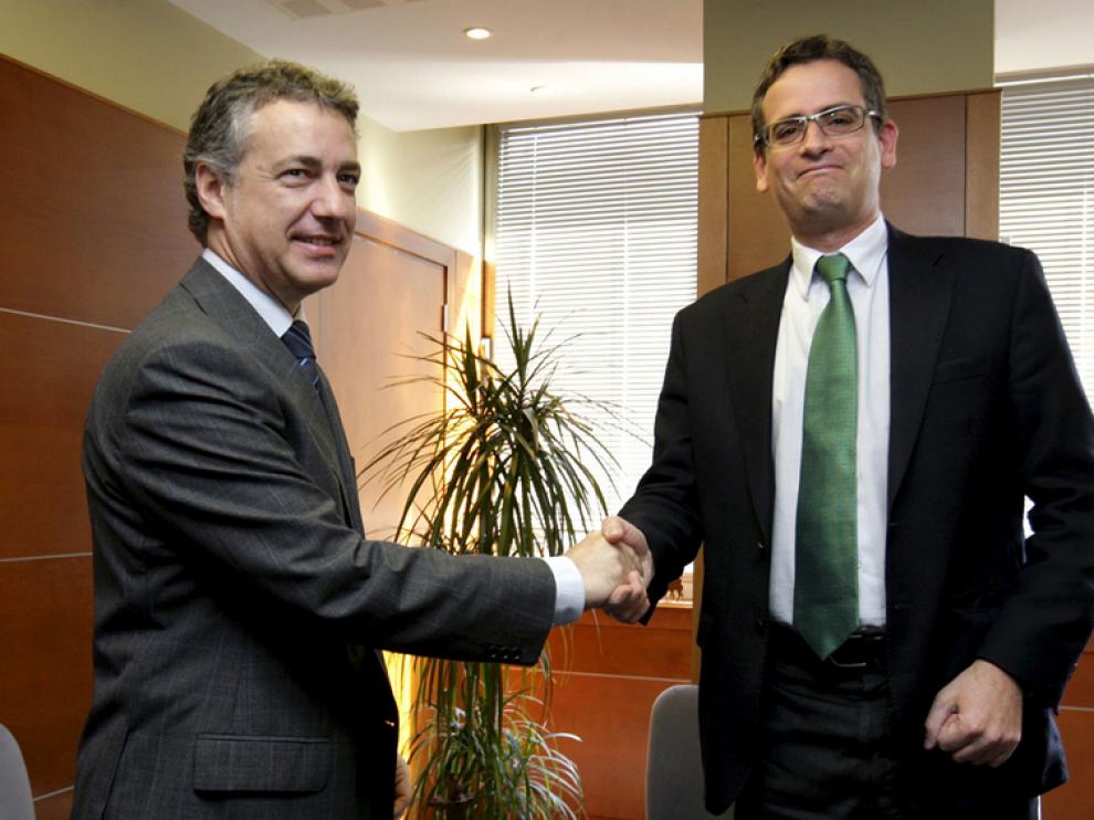 Los presidentes del PNV, Iñigo Urkullu (I) y del PP vasco, Antonio Basagoiti